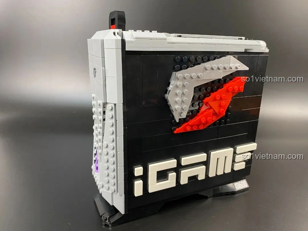 Cận cảnh bên trong mô hình PC Gaming Pantasy 11008 với hai nhân vật tí hon đang làm việc.