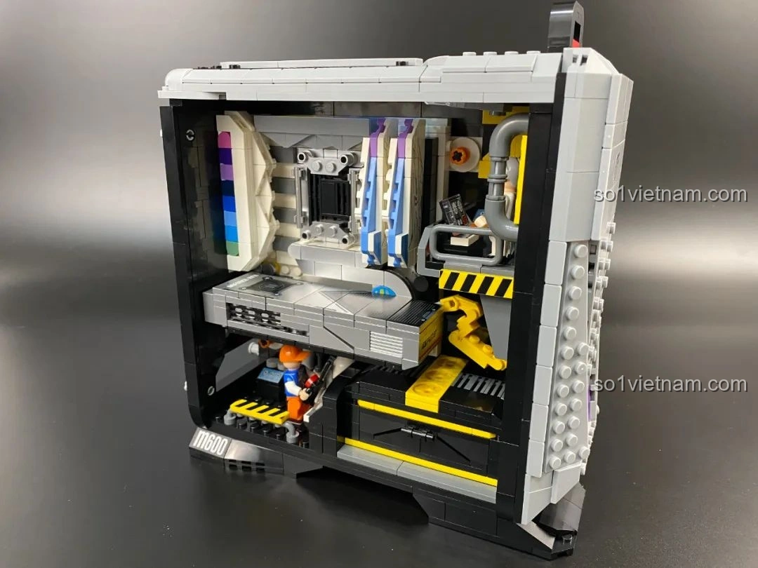 Mặt sau của mô hình PC Gaming Pantasy 11008 Máy tính iGame Kỳ Thú đã hoàn thành.