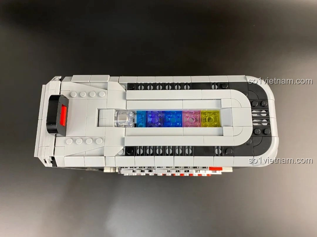 Chi tiết nhân vật tí hon kỹ thuật viên đang điều khiển bên trong mô hình PC Gaming Pantasy 11008.