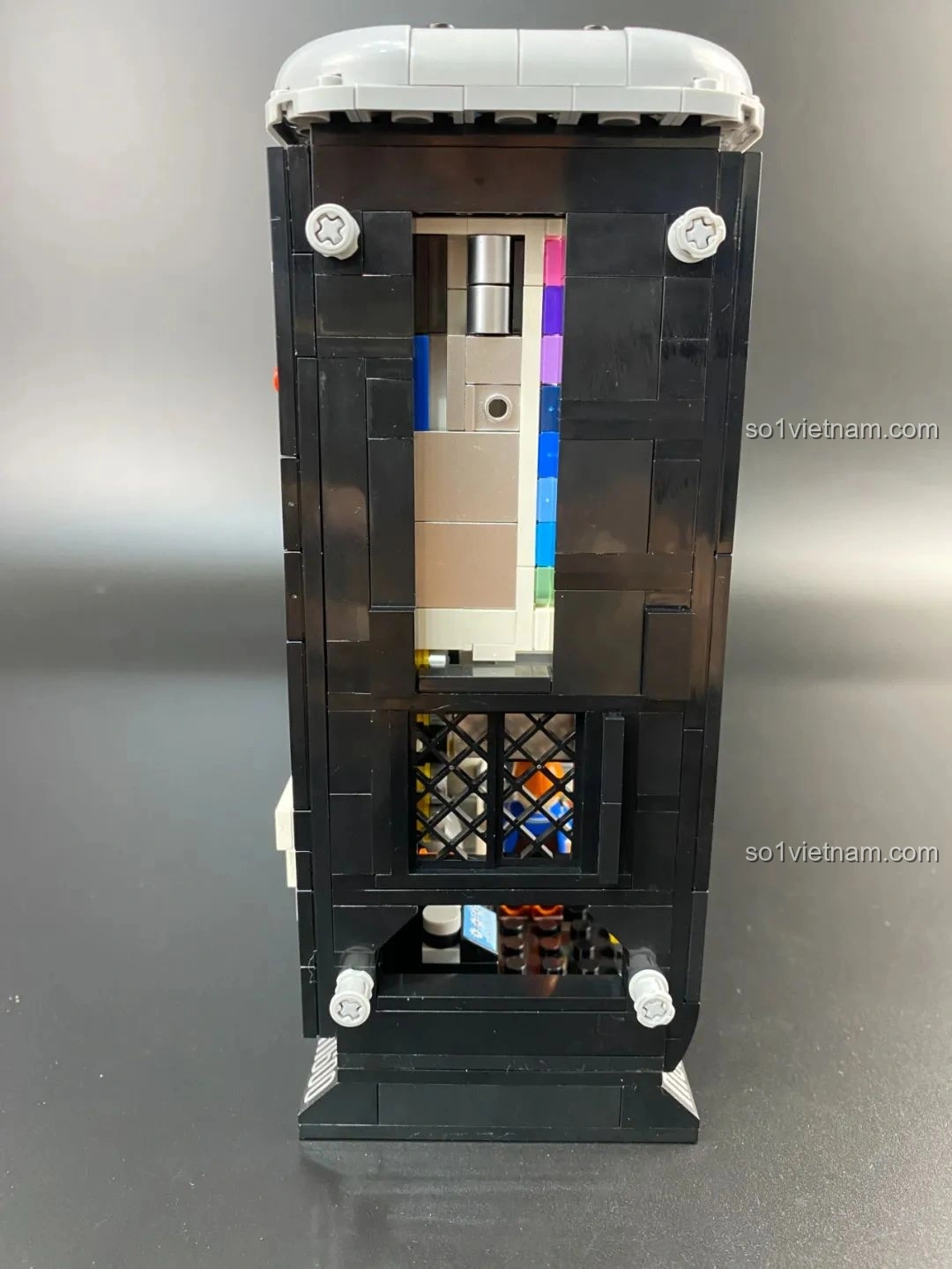 Chi tiết nhân vật tí hon quản lý nguồn điện bên trong mô hình PC Gaming Pantasy 11008.