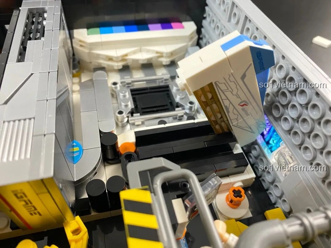 Mô hình PC Gaming Pantasy 11008 iGame UltraD5 Z690 nhìn từ trên xuống, với nắp trên cầu vồng.