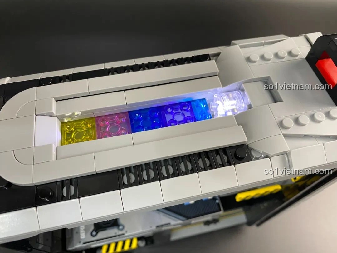 Mô hình PC Gaming Pantasy 11008 đã hoàn thành đặt cạnh hộp sản phẩm.