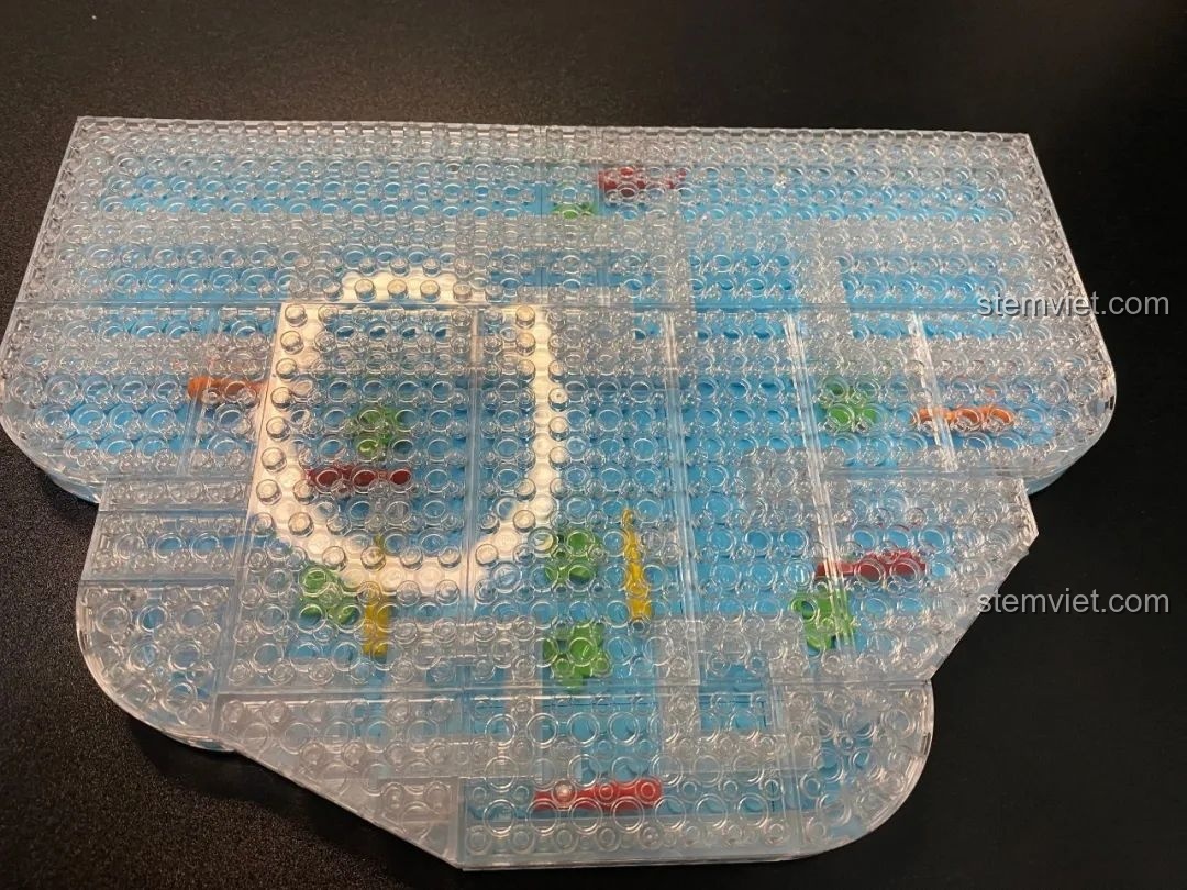 Ba lớp mảnh ghép trong suốt đã được lắp ráp trên đế hồ nước của bộ Pantasy 18001 Cá Chép Hóa Rồng, thể hiện độ trong suốt cao.