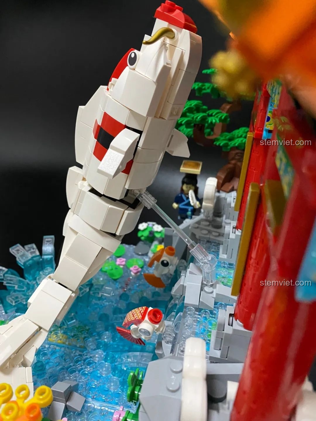 Chú cá chép lớn được đỡ bằng một thanh trong suốt, tạo hiệu ứng bay lên khỏi mặt nước trong bộ Pantasy 18001.