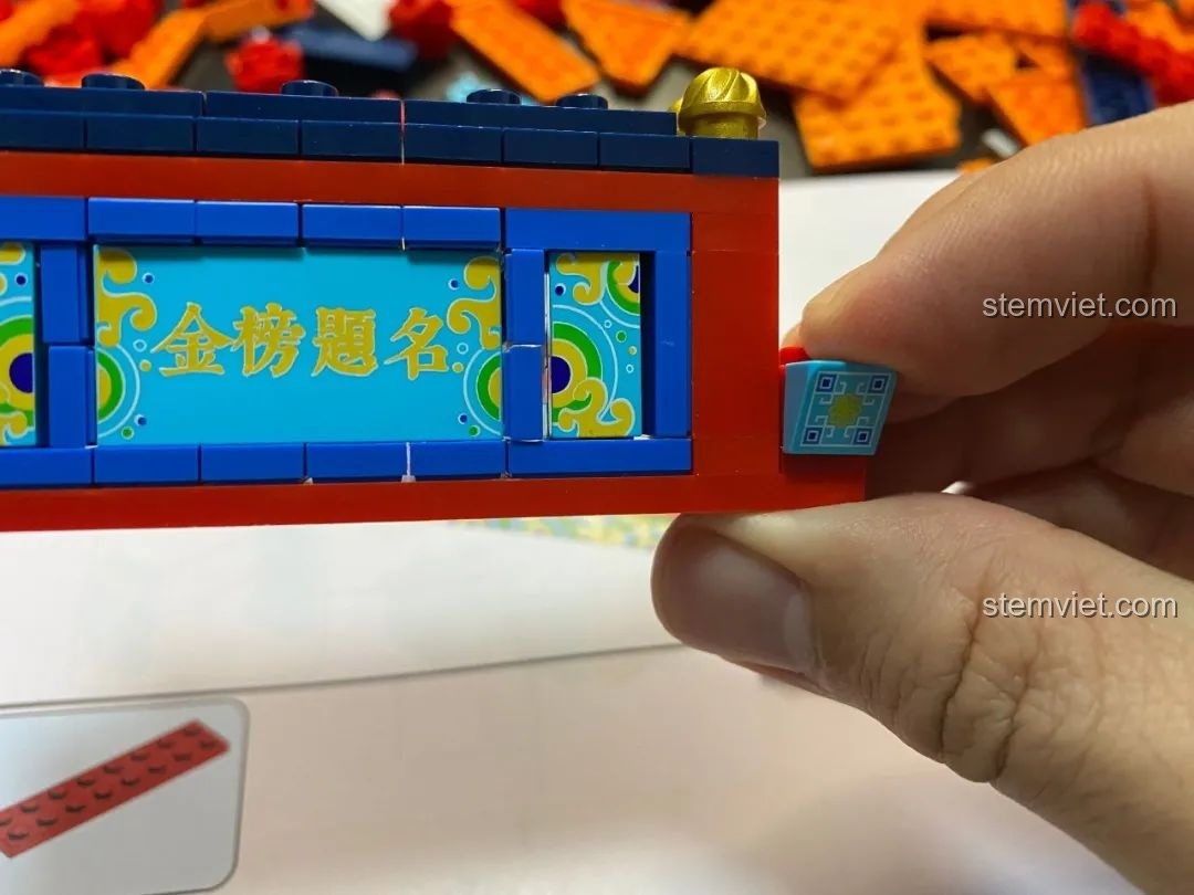 Cận cảnh tấm biển ngang của cổng rồng trong bộ lắp ghép Pantasy 18001 Cá Chép Hóa Rồng, cho thấy các khe hở nhỏ.