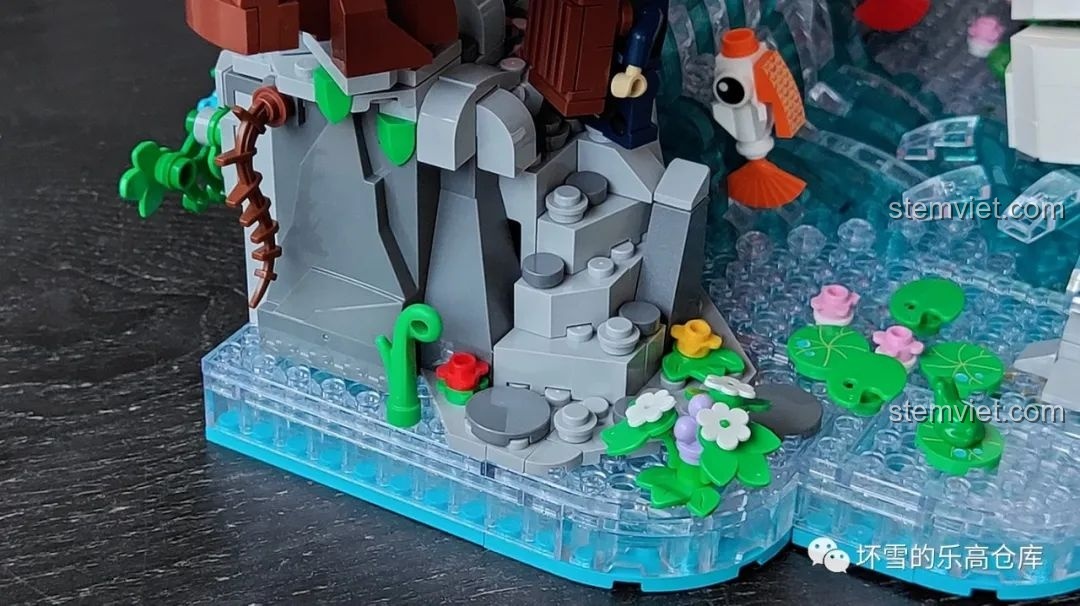 Góc nhìn khác của phần núi trong bộ lắp ráp Pantasy 18001 Cá chép hóa rồng, có thêm chi tiết cá nhỏ và thực vật.