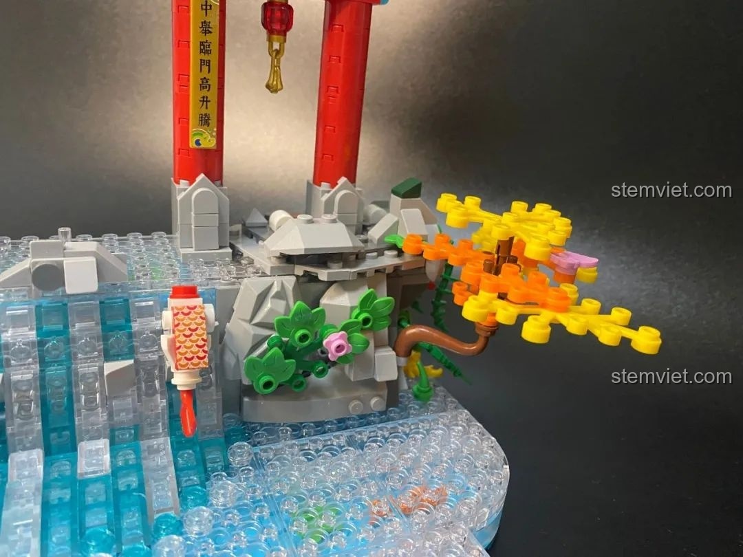 Cây lá vàng cam đã được lắp ráp và đặt trên núi đá của mô hình bộ Pantasy 18001 Cá Chép Hóa Rồng.