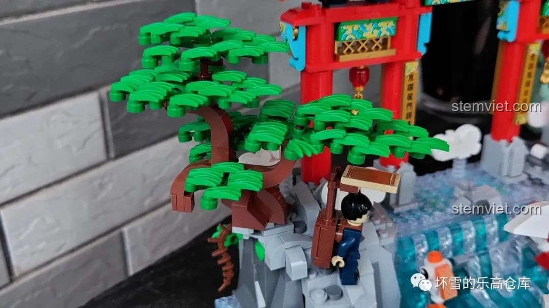 Cây thông được lắp ráp trong bộ Pantasy 18001 Cá chép hóa rồng, với tán lá xanh mướt và thân cây uốn lượn.