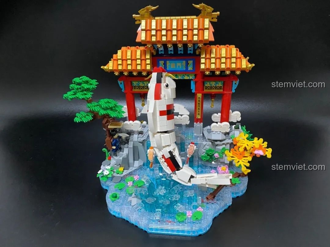 Mô hình bộ lắp ghép Pantasy 18001 Cá Chép Hóa Rồng ở chế độ 'cá chép nửa thân vượt thác', tạo hiệu ứng độc đáo.