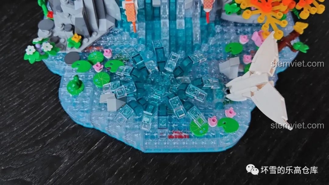 Chi tiết phần đế nước trong suốt của bộ lắp ráp Pantasy 18001 Cá chép hóa rồng, với các mảnh ghép trong suốt tạo hiệu ứng sóng nước.