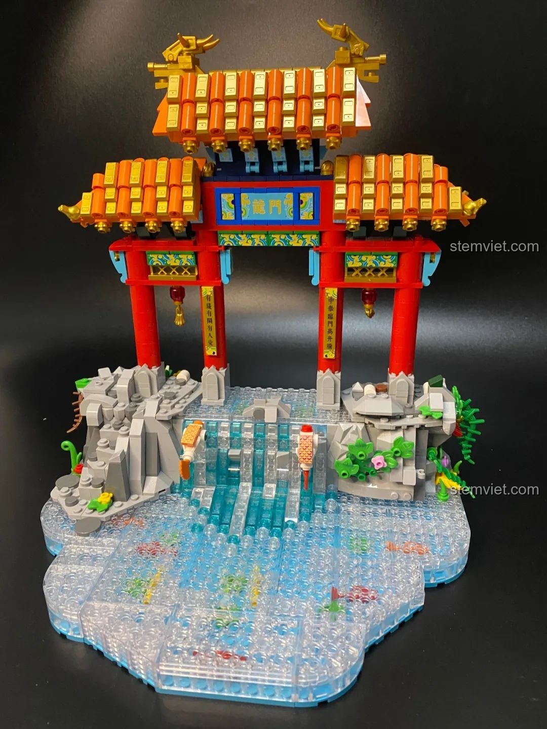 Cổng rồng đã được lắp ráp hoàn chỉnh trên mô hình bộ Pantasy 18001 Cá Chép Hóa Rồng, đứng vững trên nền đá.