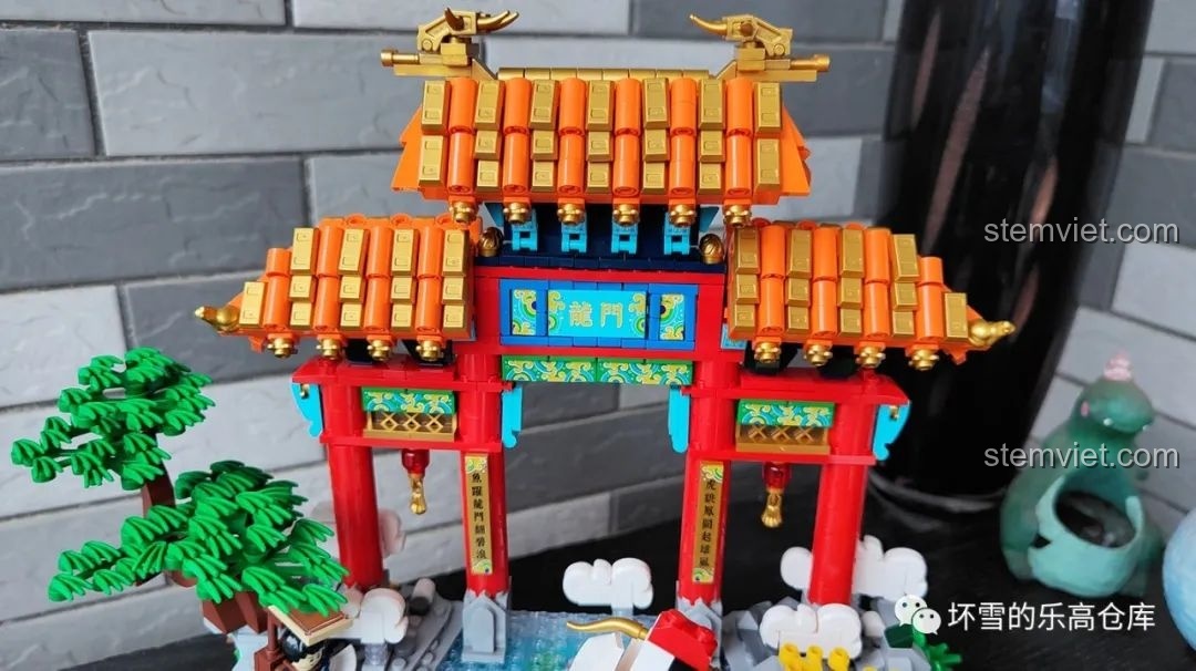 Cổng rồng hoành tráng trong bộ lắp ráp Pantasy 18001 Cá chép hóa rồng, với các chi tiết in ấn tinh xảo và màu sắc rực rỡ.