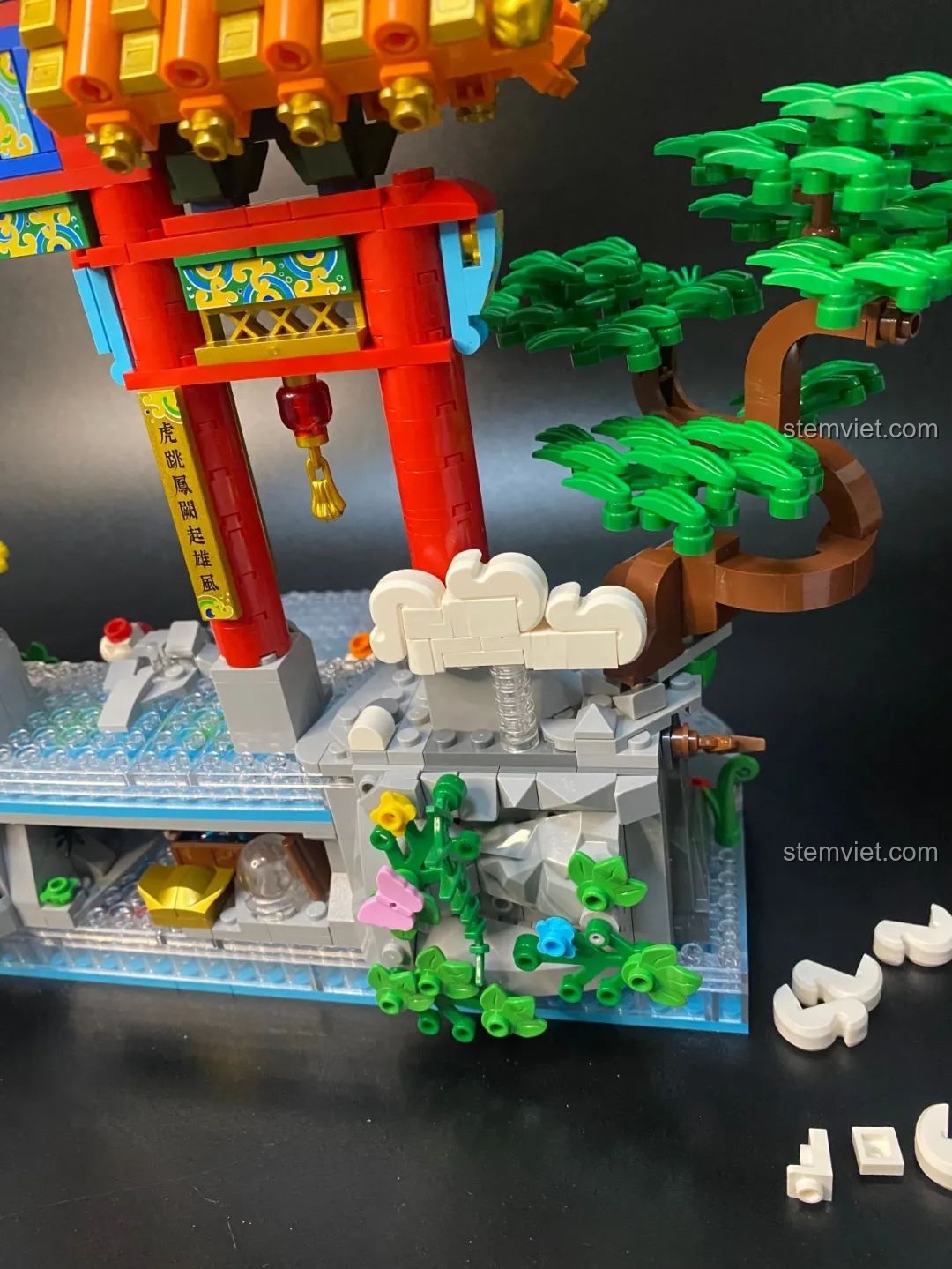 Các mảnh ghép đám mây trắng đang được lắp ráp trong bộ Pantasy 18001 Cá Chép Hóa Rồng, tạo hiệu ứng bay bổng.