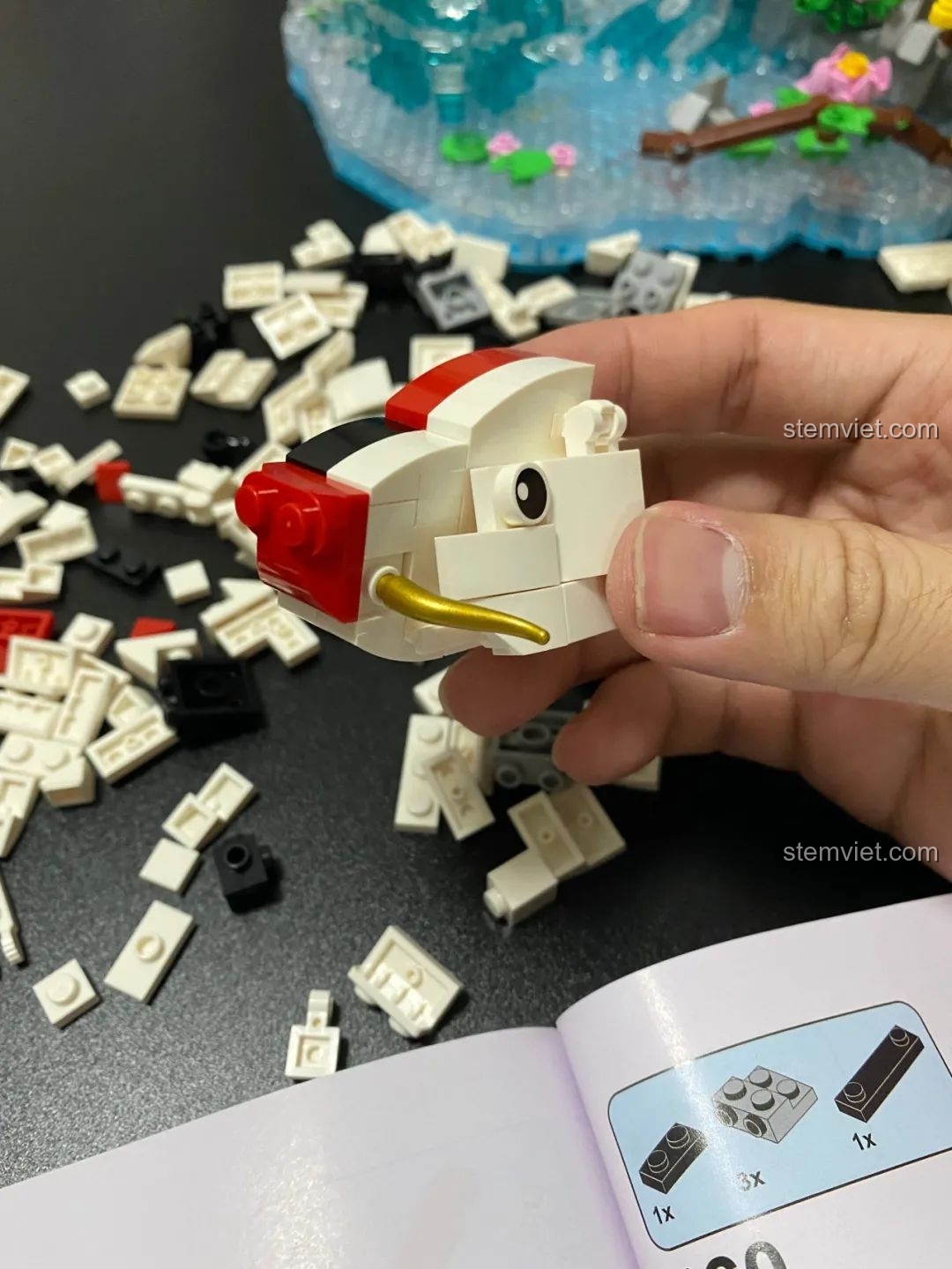 Đầu cá chép lớn đã được lắp ráp trong bộ Pantasy 18001 Cá Chép Hóa Rồng, với mắt và râu vàng.