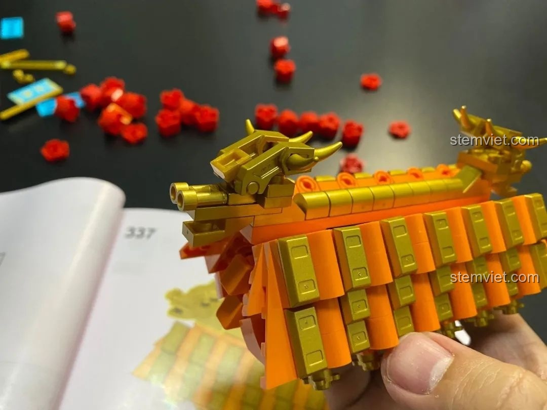 Đầu rồng vàng trang trí hai bên mái cổng trong bộ lắp ghép Pantasy 18001 Cá Chép Hóa Rồng, biểu tượng quyền lực.