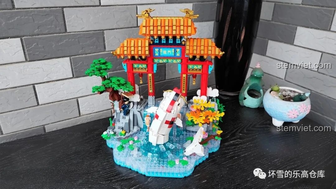 Góc nhìn tổng thể khác của mô hình lắp ráp Pantasy 18001 Cá chép hóa rồng, thể hiện toàn bộ cảnh quan.