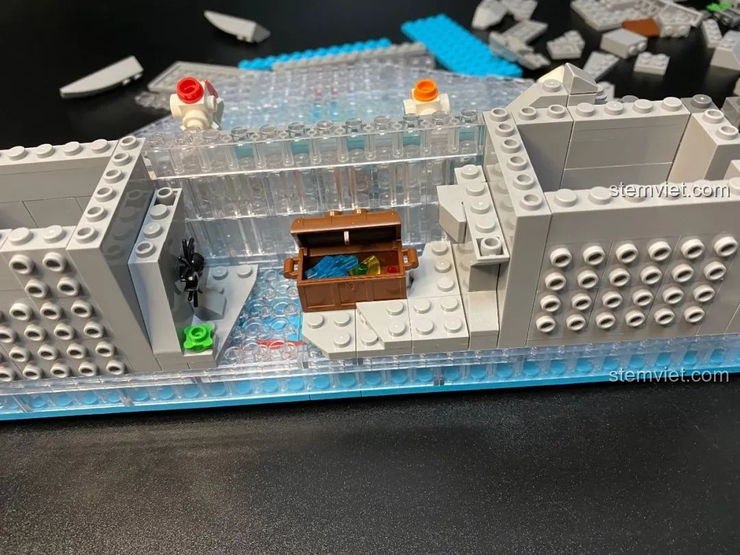 Hang động bí mật chứa kho báu và sách mở phía sau thác nước trong bộ lắp ghép Pantasy 18001 Cá Chép Hóa Rồng.