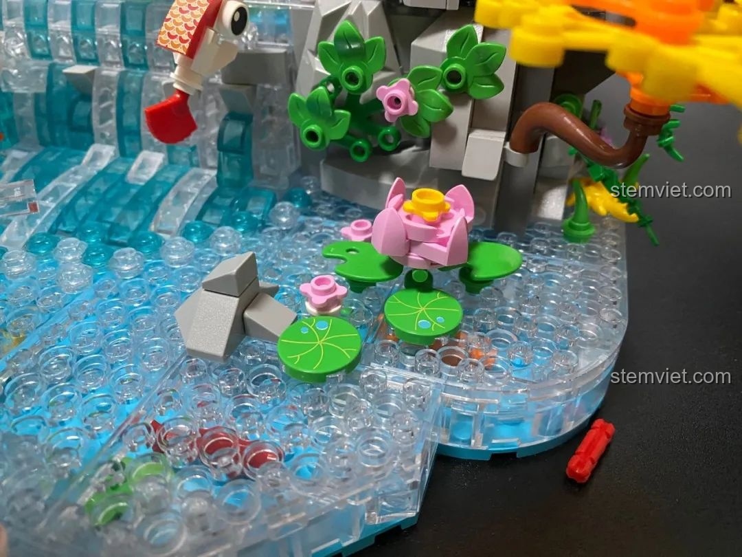 Cận cảnh hoa sen và lá sen màu hồng và xanh lá cây trong bộ lắp ghép Pantasy 18001 Cá Chép Hóa Rồng.