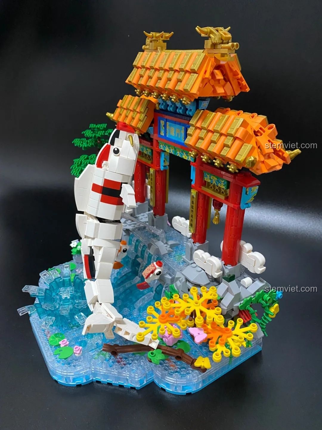 Mô hình bộ lắp ghép Pantasy 18001 Cá Chép Hóa Rồng hoàn chỉnh với cá chép đang vượt thác, cảnh quan hùng vĩ.