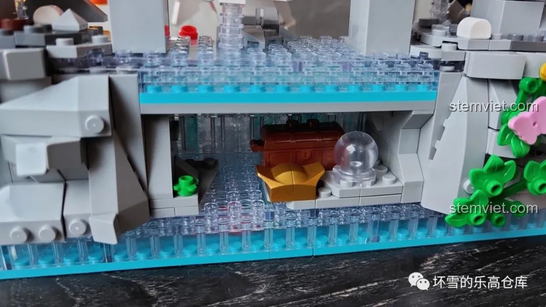 Chi tiết kho báu ẩn giấu phía sau thác nước trong bộ lắp ráp Pantasy 18001 Cá chép hóa rồng, một bất ngờ thú vị.