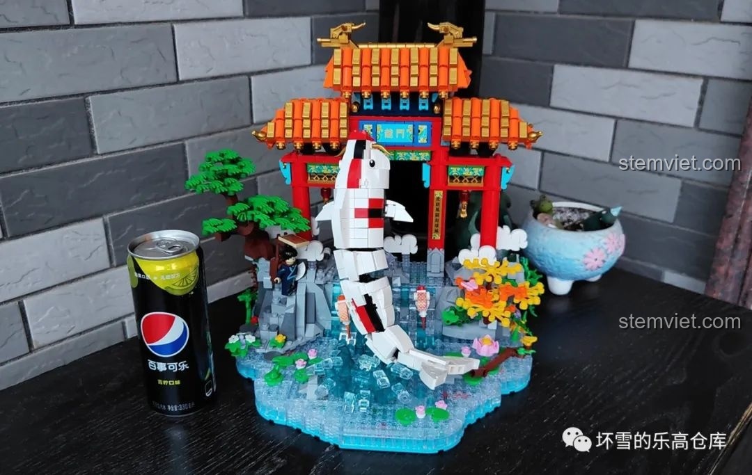 Mô hình lắp ráp Pantasy 18001 Cá chép hóa rồng đặt cạnh lon nước ngọt, giúp hình dung kích thước thực tế.