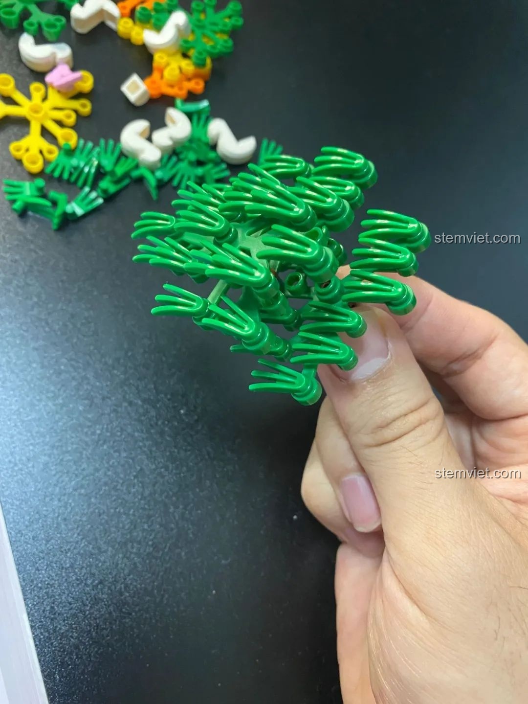 Các mảnh ghép màu xanh lá cây hình 'móng vuốt' được dùng để tạo hình lá cây tùng trong bộ Pantasy 18001.