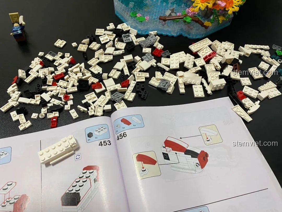 Các mảnh ghép màu trắng và đỏ được phân loại, chuẩn bị lắp ráp chú cá chép lớn trong bộ Pantasy 18001.