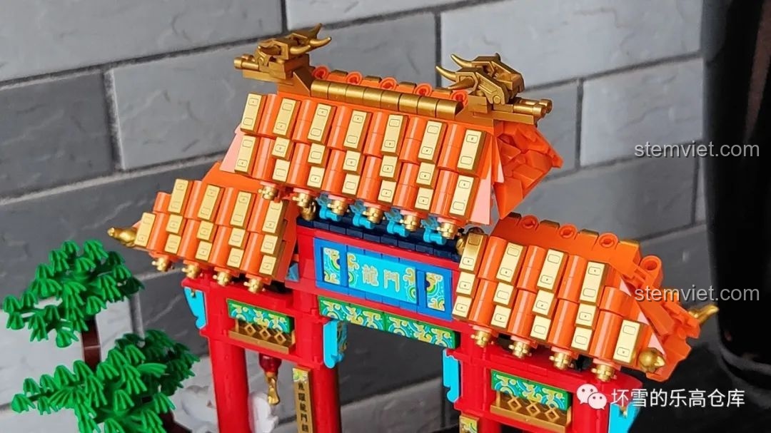 Cận cảnh mái cổng rồng của bộ lắp ráp Pantasy 18001 Cá chép hóa rồng, với các chi tiết ngói và rồng vàng.