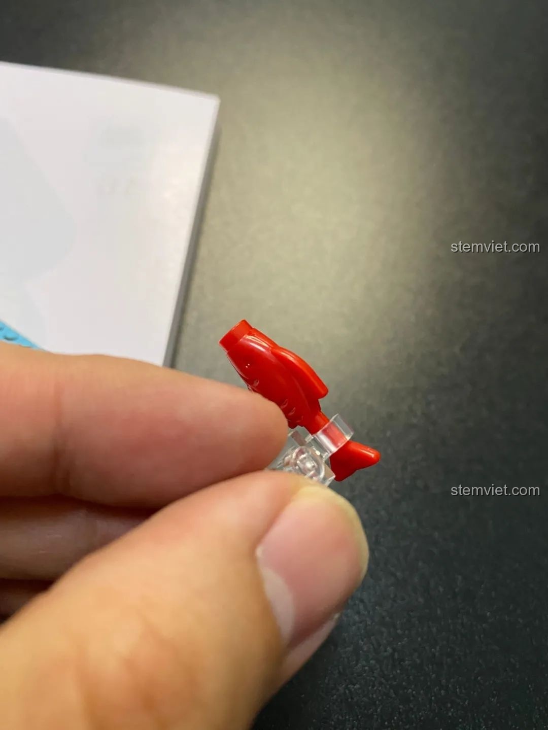 Cận cảnh mảnh ghép cá nhỏ màu đỏ và khớp nối trong bộ lắp ghép Pantasy 18001 Cá Chép Hóa Rồng, thể hiện chi tiết nhỏ.