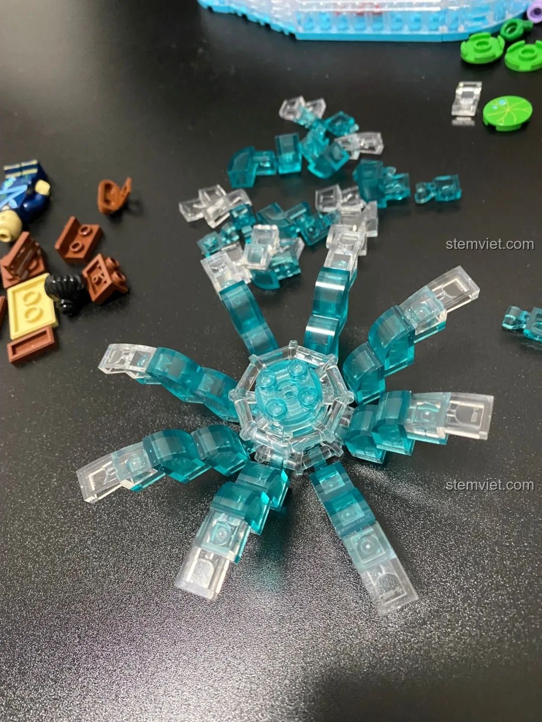 Các mảnh ghép trong suốt màu xanh và trắng tạo hiệu ứng nước bắn tung tóe trong bộ Pantasy 18001 Cá Chép Hóa Rồng.