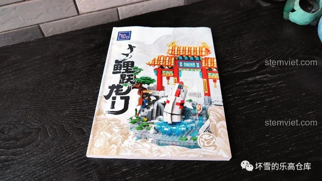 Bìa sách hướng dẫn lắp ráp bộ Pantasy 18001 Cá chép hóa rồng, với hình ảnh mô hình hoàn chỉnh.