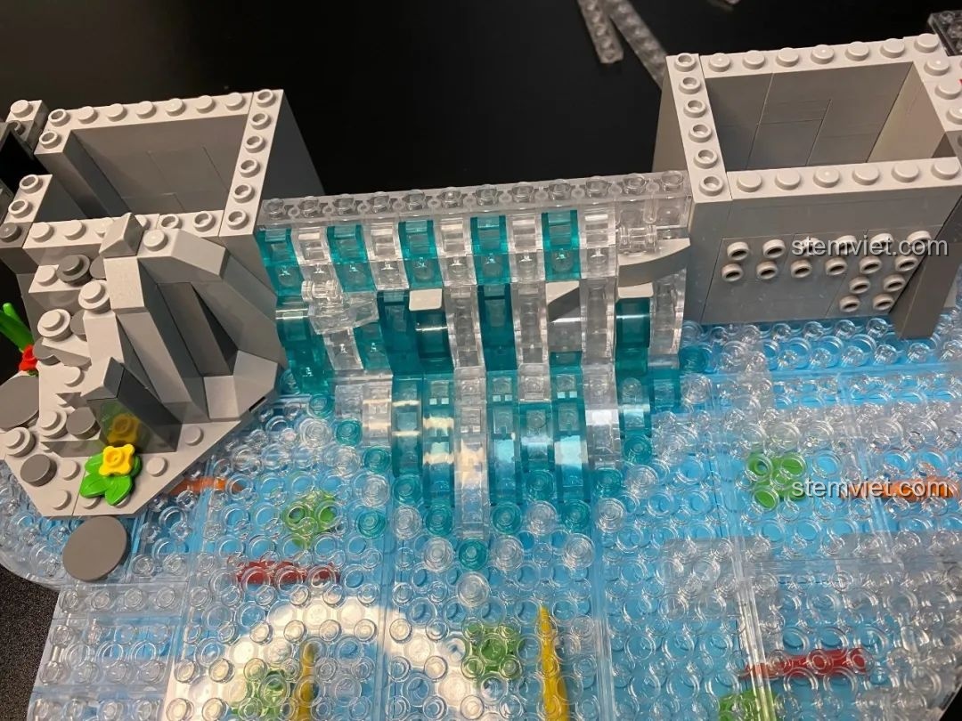 Thác nước trong suốt đã được lắp ráp hoàn chỉnh trên mô hình bộ Pantasy 18001 Cá Chép Hóa Rồng, tạo hiệu ứng dòng chảy.