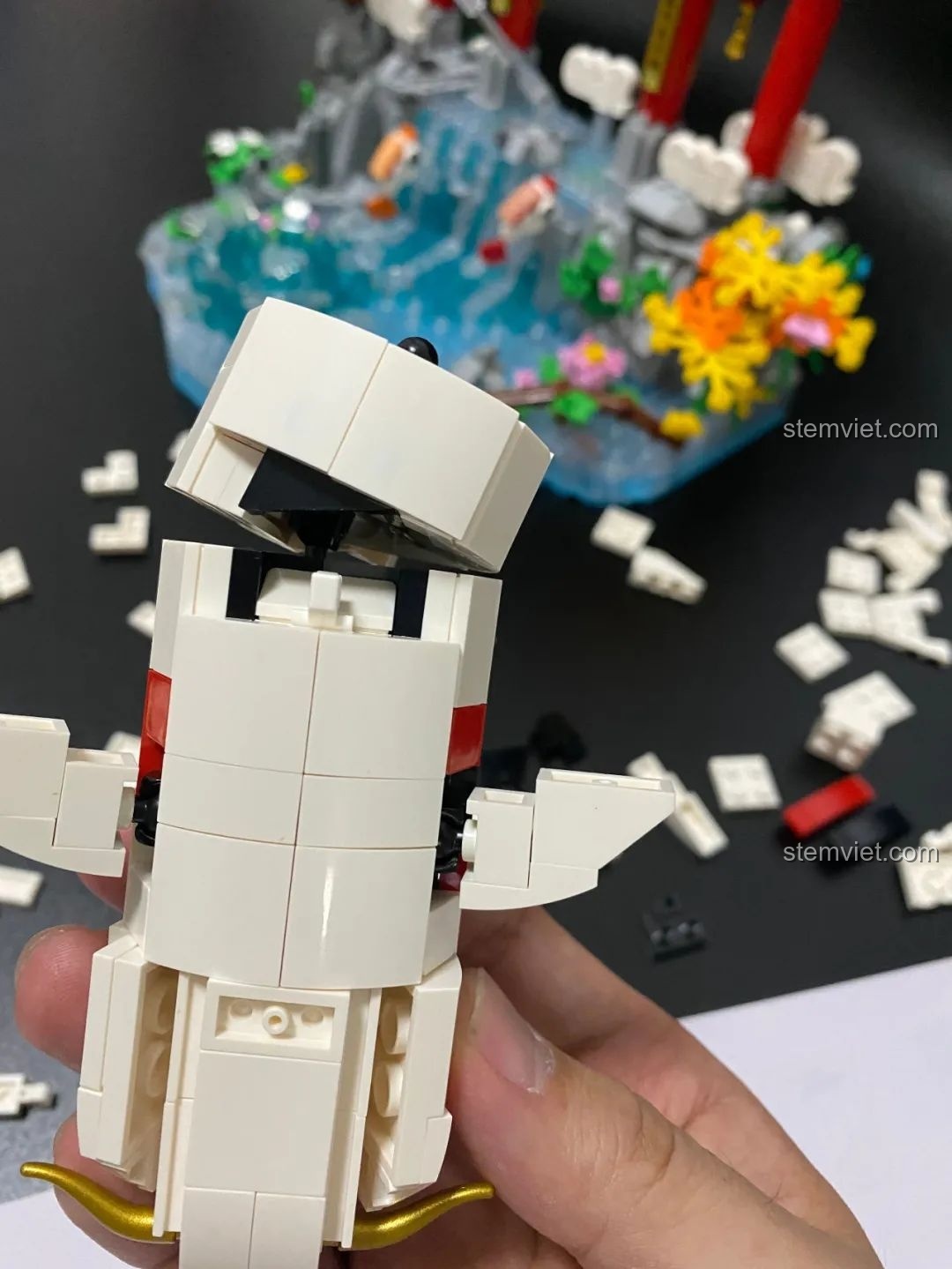 Các phần thân cá chép được lắp ráp với thiết kế bất đối xứng trong bộ Pantasy 18001 Cá Chép Hóa Rồng.