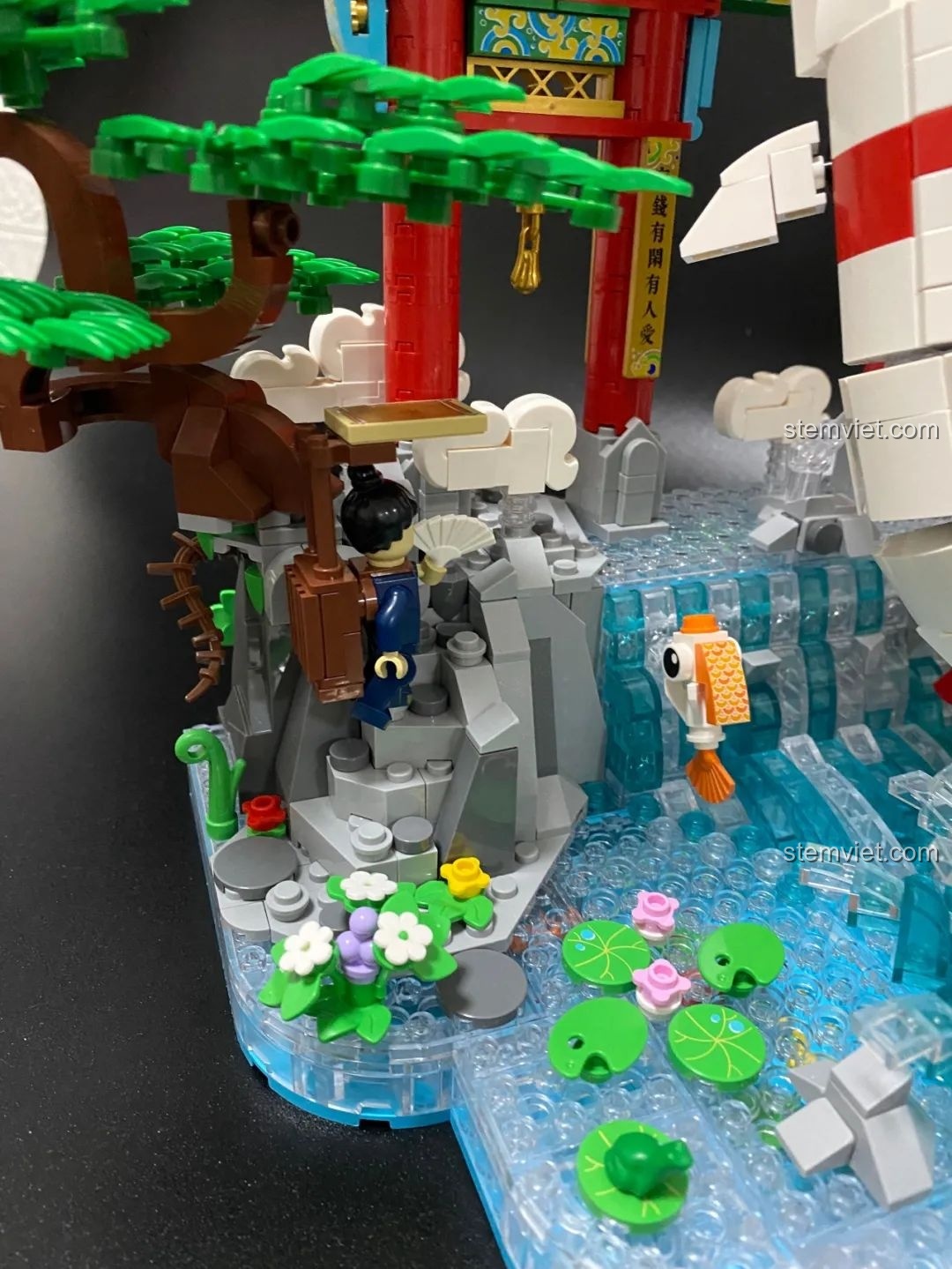 Cận cảnh minifigure thư sinh đang leo núi trong mô hình bộ Pantasy 18001 Cá Chép Hóa Rồng.