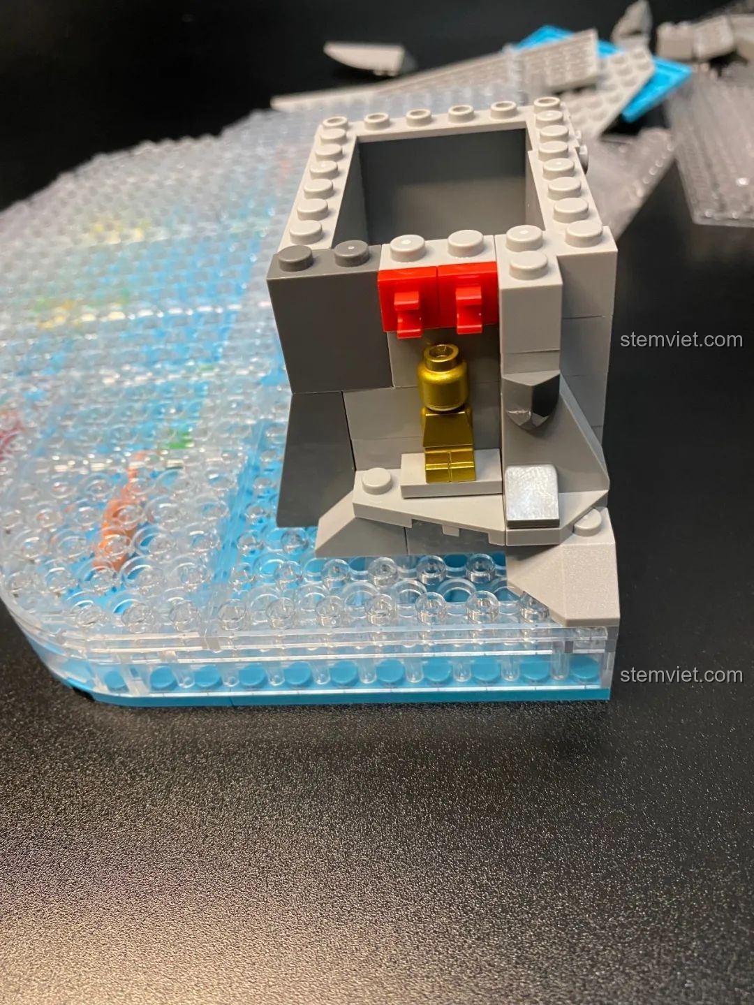 Cận cảnh tượng Địa Tạng Bồ Tát màu vàng kim được đặt trong phần núi đá của bộ Pantasy 18001 Cá Chép Hóa Rồng.