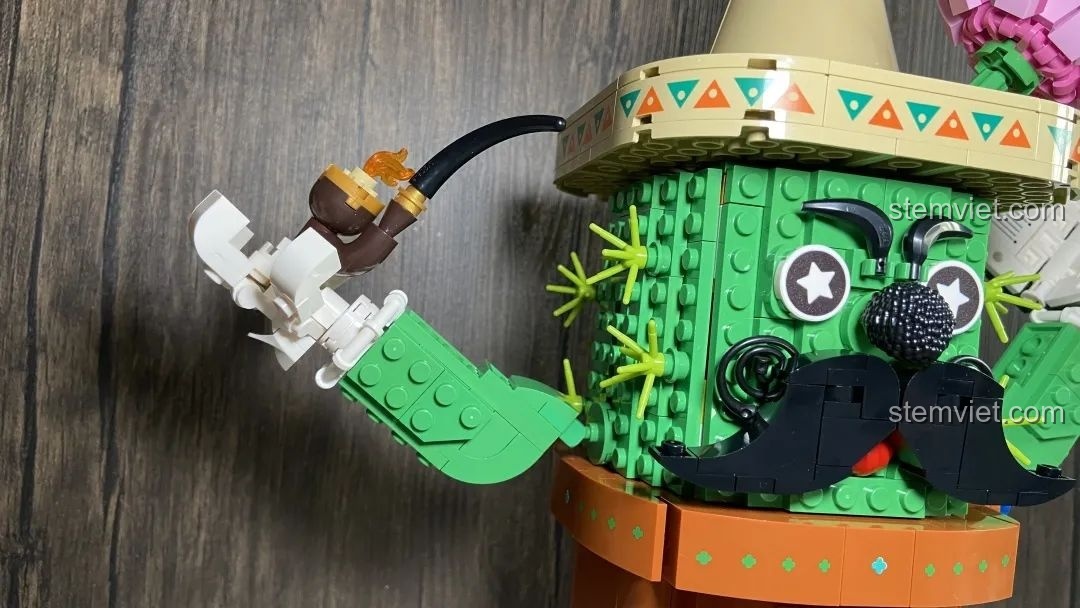 Mô hình xương rồng Mexico Pantasy 61007 với chi tiết tay cầm tẩu thuốc, thể hiện sự độc đáo trong thiết kế.