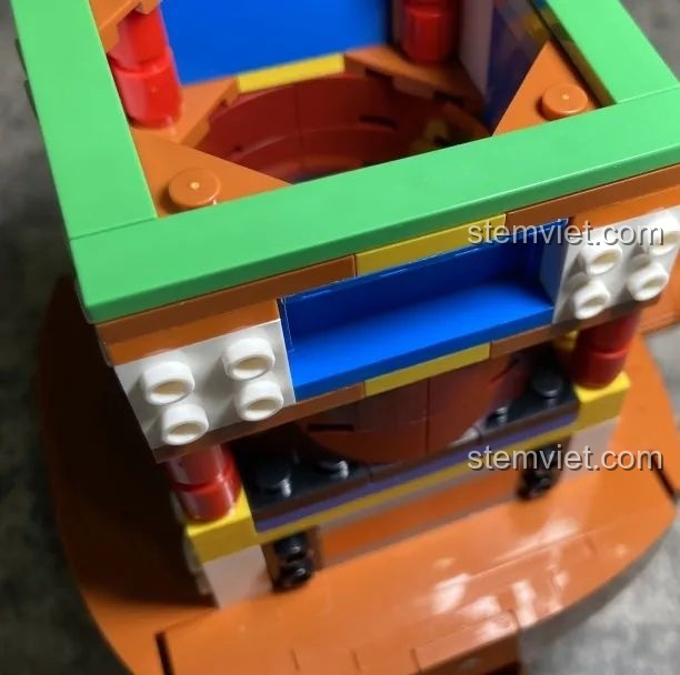 Cấu trúc bên trong của máy vặn trứng trong bộ đồ chơi mô hình Máy Vặn Trứng Xương Rồng Mexico Pantasy 61007, với các mảnh ghép được kết nối chặt chẽ.