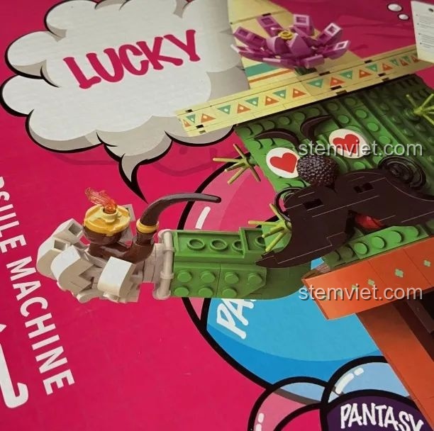 Cận cảnh chi tiết phần tay cầm tẩu và chữ LUCKY trên hộp của đồ chơi mô hình Máy Vặn Trứng Xương Rồng Mexico Pantasy 61007.