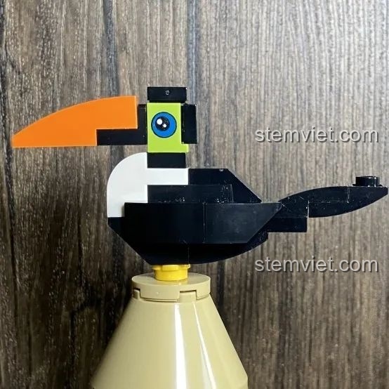 Cận cảnh chú chim toucan nhỏ nhắn, đáng yêu được lắp ráp trên chiếc mũ của mô hình xương rồng Mexico Pantasy 61007.