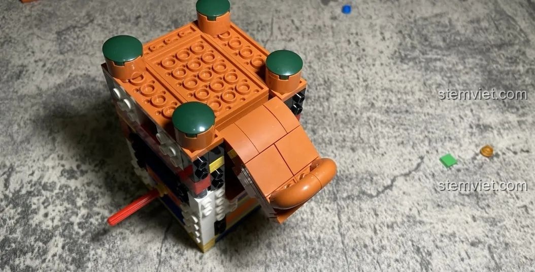 Cận cảnh phần đế của máy vặn trứng trong bộ đồ chơi mô hình Máy Vặn Trứng Xương Rồng Mexico Pantasy 61007, với thiết kế vững chắc.