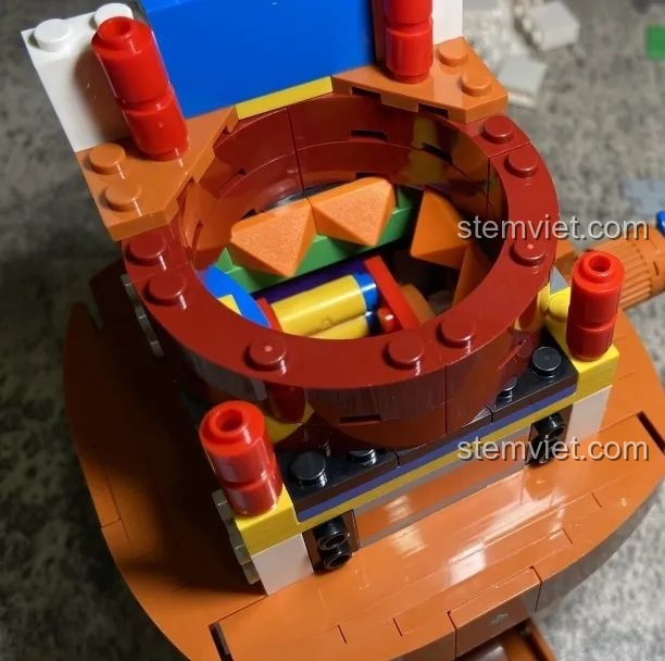 Khoang chứa trứng gashapon bên trong mô hình Máy Vặn Trứng Xương Rồng Mexico Pantasy 61007, cho thấy cấu trúc bên trong.