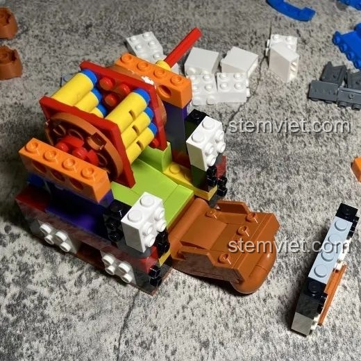 Quá trình lắp ráp phần thân chính của đồ chơi mô hình Máy Vặn Trứng Xương Rồng Mexico Pantasy 61007, với các mảnh ghép nhiều màu sắc.