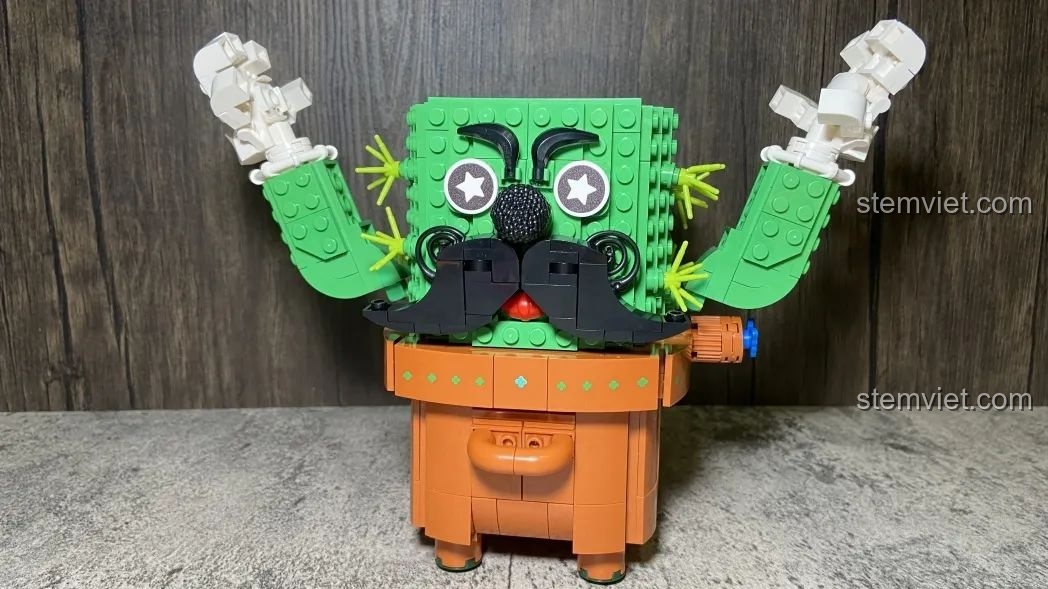 Mô hình xương rồng Mexico Pantasy 61007 đã hoàn thiện phần thân, với bộ râu quai nón và đôi mắt biểu cảm.