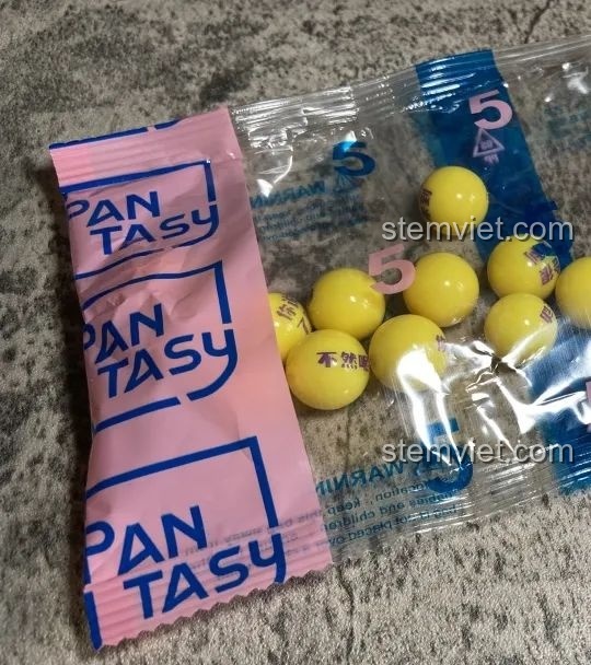 Hai túi trứng gashapon màu vàng và xanh dương đi kèm với bộ đồ chơi mô hình Máy Vặn Trứng Xương Rồng Mexico Pantasy 61007.