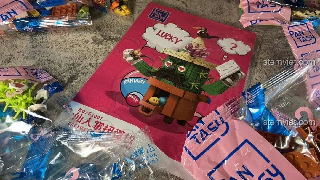 Hình ảnh các túi mảnh ghép và sách hướng dẫn của bộ đồ chơi mô hình Máy Vặn Trứng Xương Rồng Mexico Pantasy 61007 khi mở hộp.