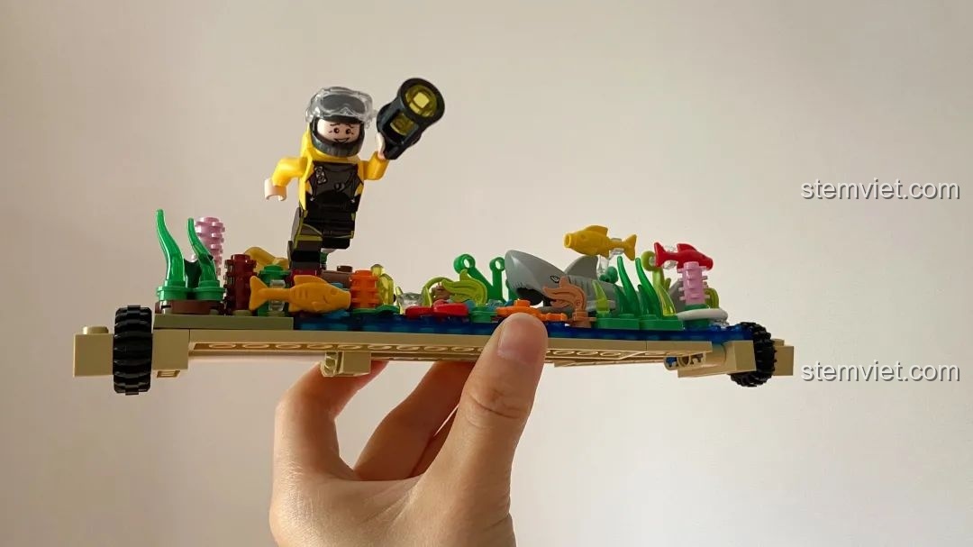 Phần đế bể cá mini của mô hình Tivi Cổ Điển Pantasy 61008, với minifigure thợ lặn và các chi tiết sinh vật biển.