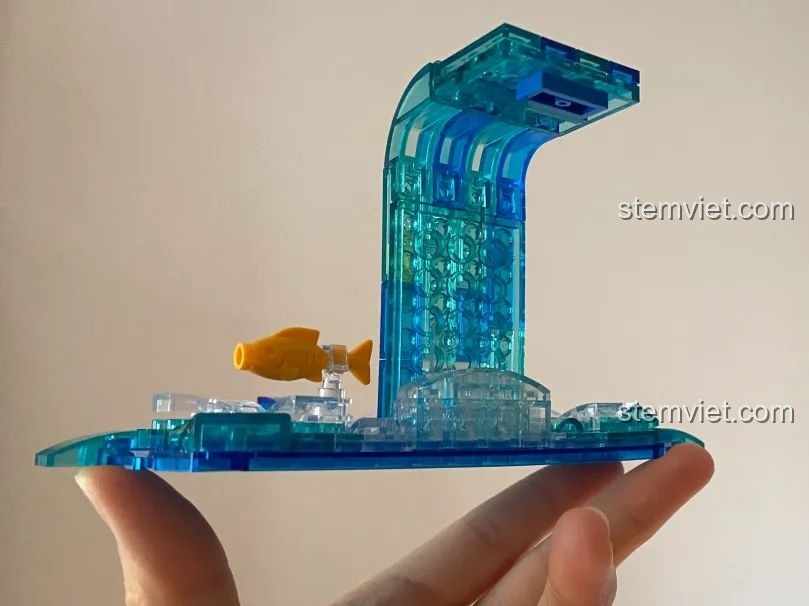 Chi tiết cá vàng nhỏ trên giá đỡ sóng nước của mô hình Tivi Cổ Điển Pantasy 61008, tạo điểm nhấn sinh động.