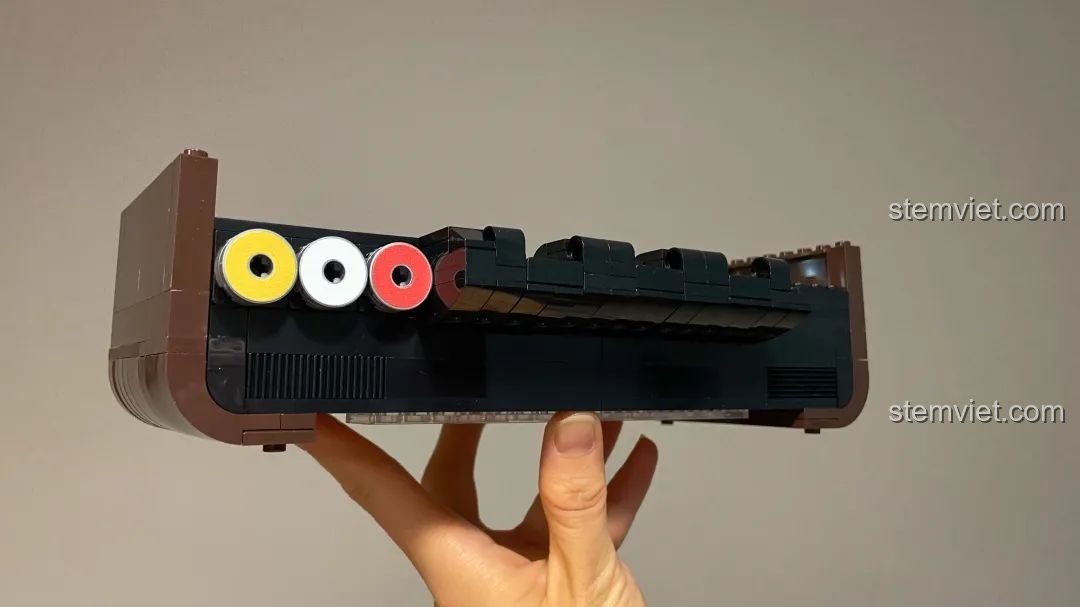 Các cổng kết nối phía sau của mô hình Tivi Cổ Điển Pantasy 61008, mô phỏng cổng AV truyền thống.