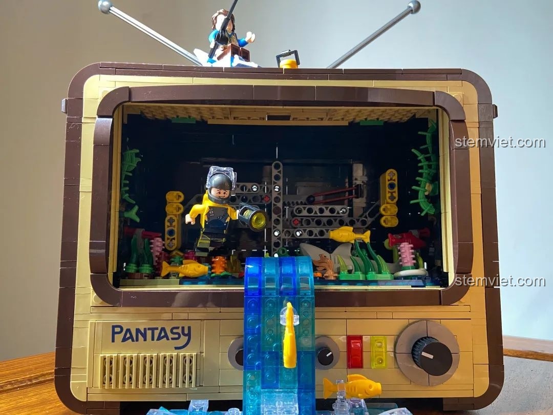 Mô hình Tivi Cổ Điển Pantasy 61008 ở chế độ bể cá, với thợ lặn và cá, thể hiện tính năng đa dạng.