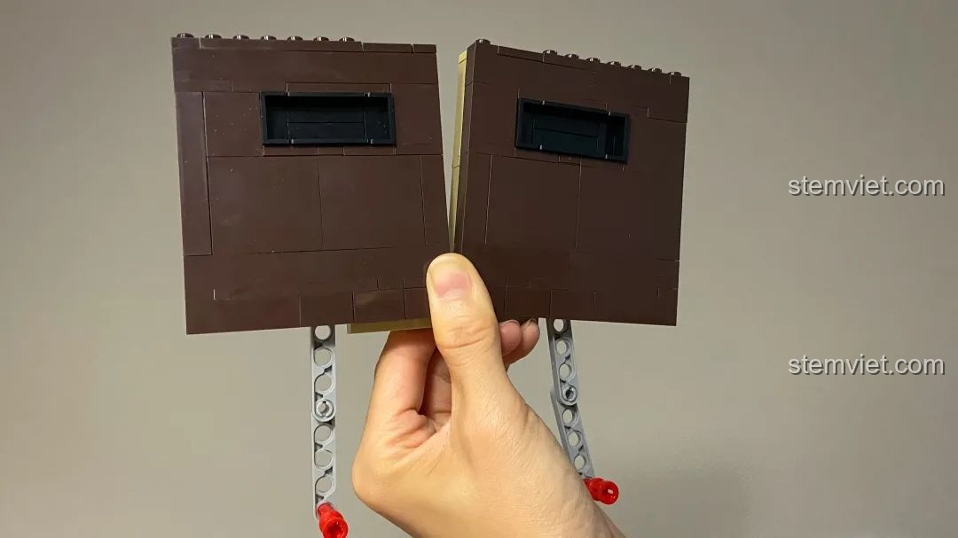 Hai mảnh ghép lớn của bộ đồ chơi lắp ghép Pantasy 61008 Tivi Cổ Điển được kết nối chặt chẽ, thể hiện độ khít cao.